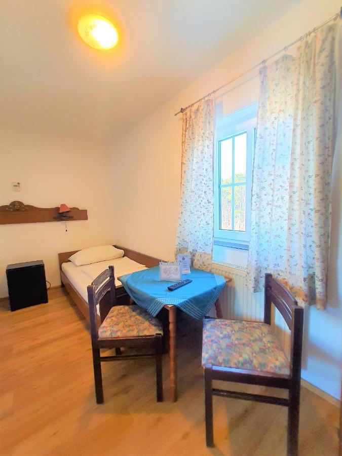 Pension Schwartzwirt Neusiedl am Steinfelde Екстериор снимка